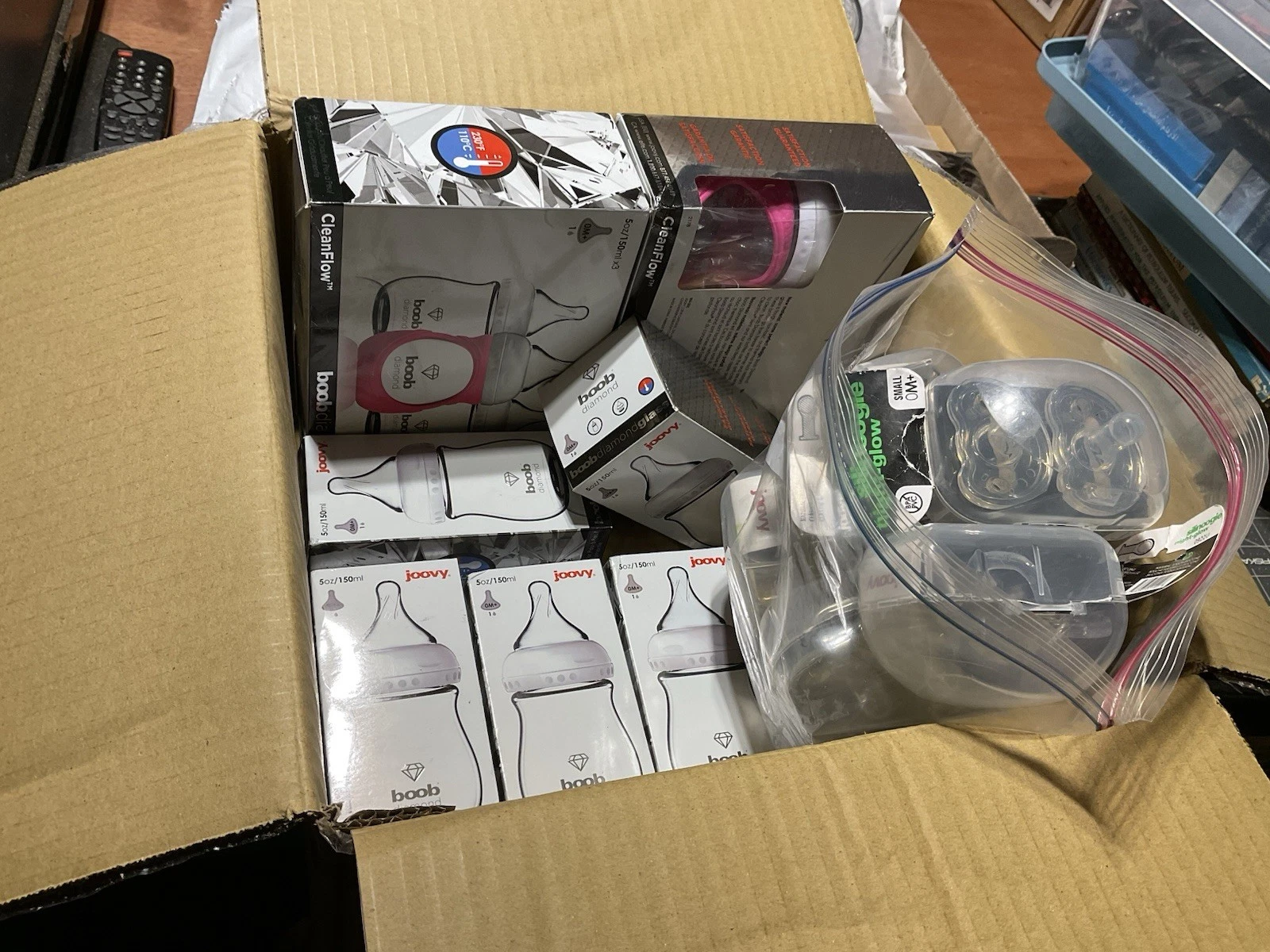 Joovy Boob Lot, 18 Silinoogie Pacifiers, (11) 5 Oz Boob Diamond Bottles, New
Opens in a new window o