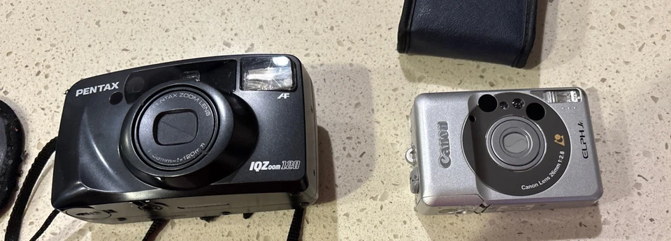 Lote de 13 cámaras de película en su mayoría para piezas buenas marcas Yashica Canon Olympus leer Foto 2 de 4