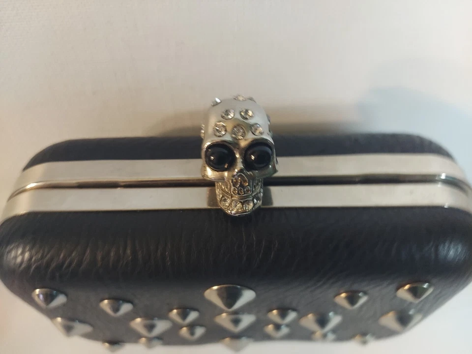 Espeluznante Plata Tachuelas Calavera Clutch Cadena Monedero Bolso Negro Cadena Correa Foto 2 de 4