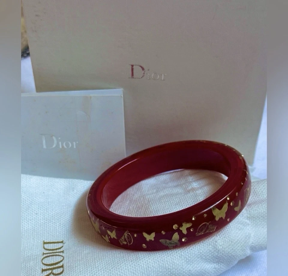 Brazalete Dior Edición Limitada Rojo Lucite/Resina y Diseño Dorado con Caja Foto 2 de 4