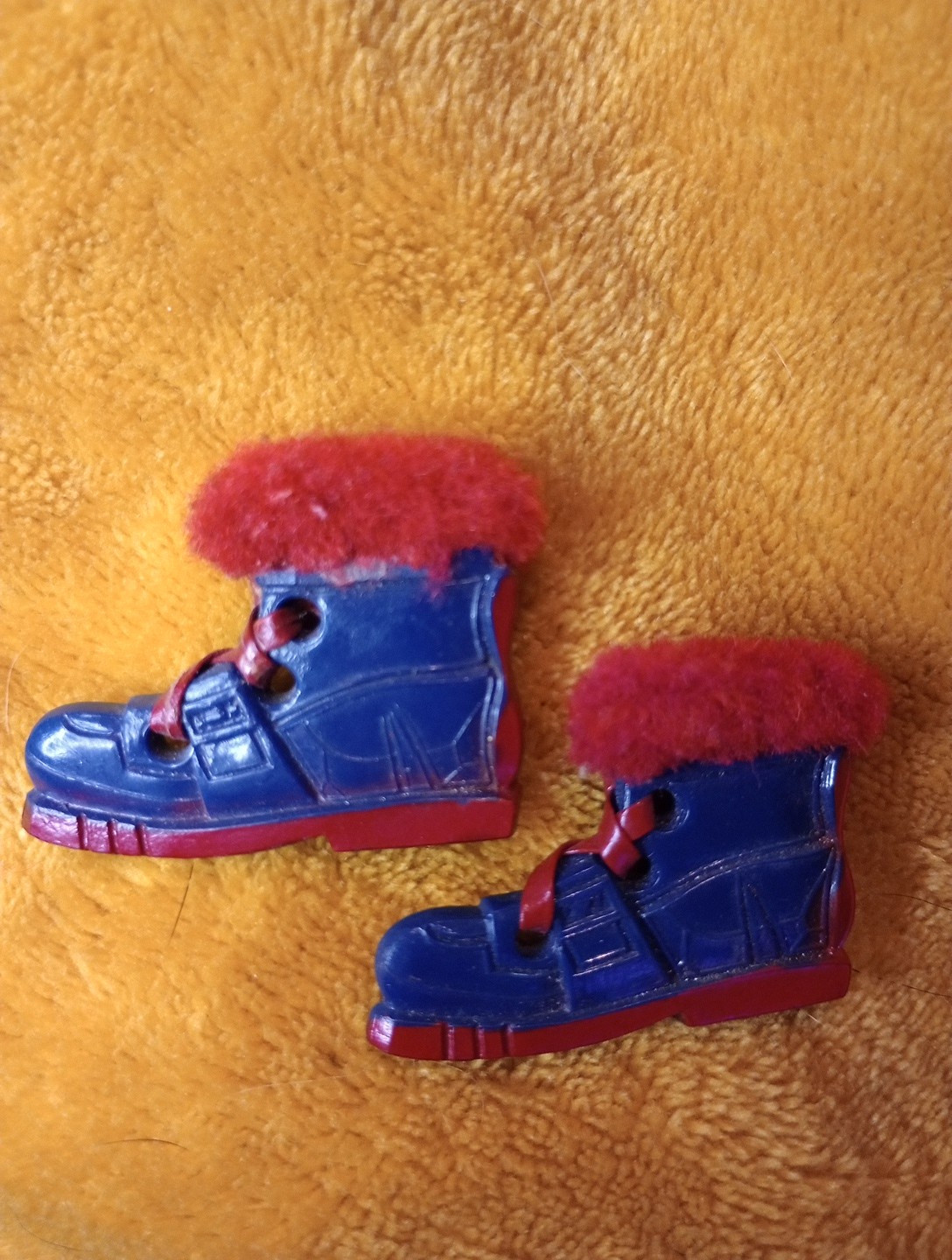 Vintage Jacket Pulls Boot Shaped - image 6