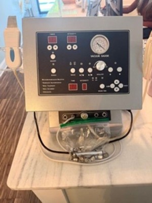 4-in-1 Facial Skincare Device w/ Exfoliation & Cleansing Functions   Pre-Owned