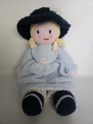 Handgestrickte Puppe im altmodischen Kleid & Mütze - Neu