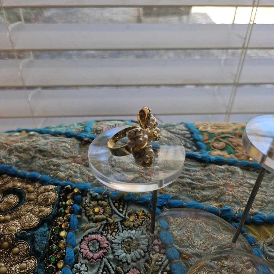 Anillo de diseñador con arco de oro y perlas ajustable - bisutería de diseñador Foto 4 de 4