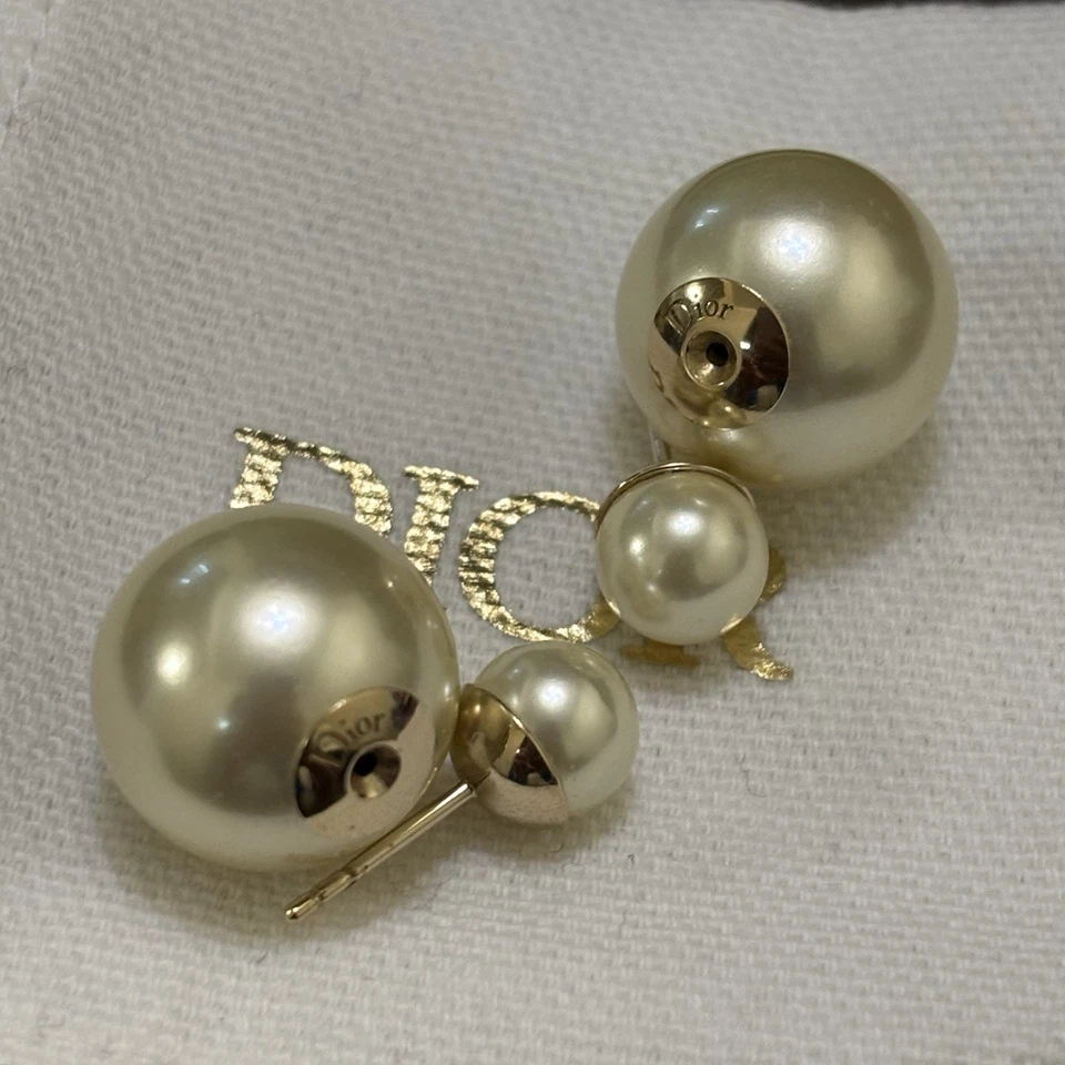 Pendientes Dior Tribales Acabado Dorado Metal y Perlas de Resina Blanca Foto 3 de 3