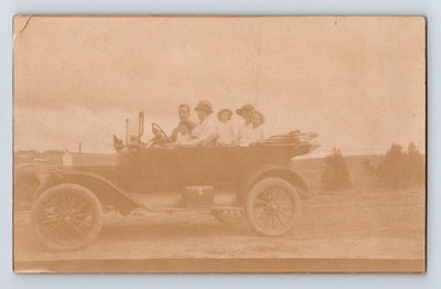 Sozialgeschichte RPPC: Familienausflug im Auto. Unbestellte Postkarte.