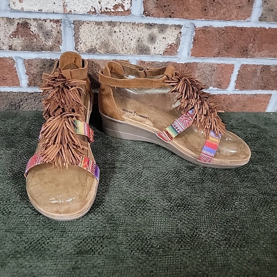 Sandalia de cuña con flecos Minnetonka Desi marrón Frisco para mujer talla 10 Gladiador Pom Pom Foto 2 de 4