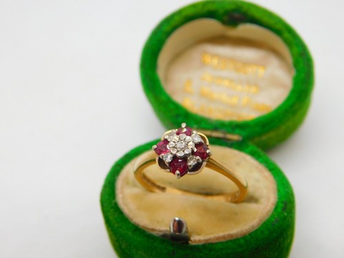 9ct Yellow Gold, Diamond & Ruby Set Floral Cluster Ring Vintage 1975 Birmingham - Picture 3 of 5