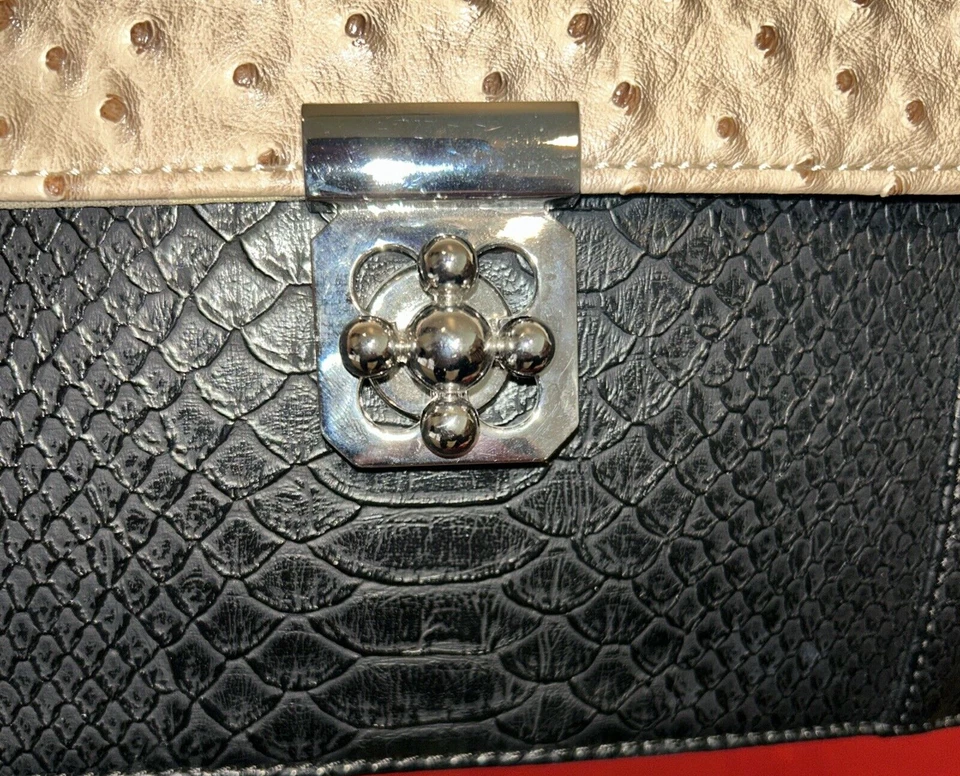 Cartera bandolera BIG BUDDHA de cuero metálica pequeña con correa de cadena para mujer Foto 4 de 4