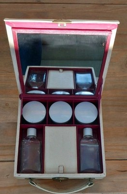 Vintage kleiner cremefarbener Kosmetik-Reisekoffer aus Leder mit Inhalt & Schlüssel 8,5 x 8 x 5 cm um 1960