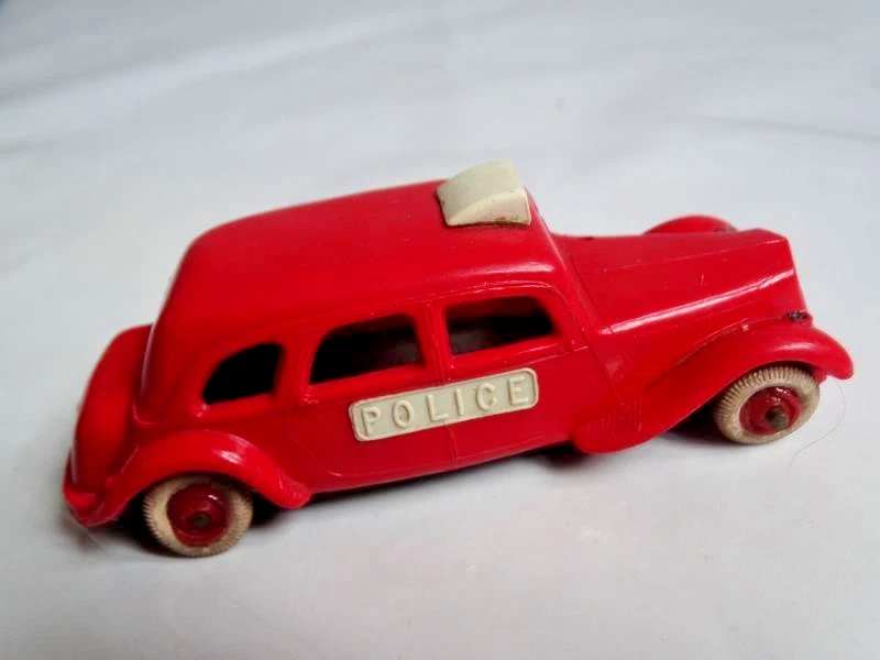 NOREV 1960 -Citroën traction 15 six -rouge - Police - plancher métal - 1/43eme- - Photo 2/4