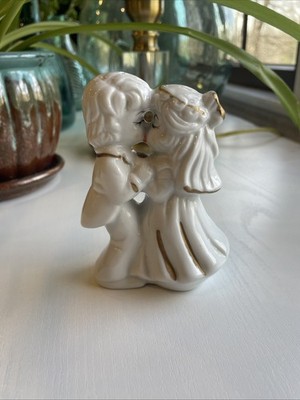 VTG Bride Groom Kissing Figurine Vintage 4'' Ceramic Gold Trim Wedding TAIWAN