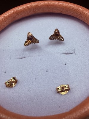 Vintage 14K Yellow Cute Gold Leaf Stud Earrings Accented To Look like a Leaf
