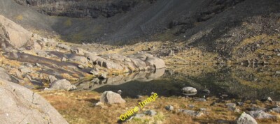Foto 12x8 Lochan in Coire Lagan Bualintur mit spiegelähnlicher Oberfläche auf einem c2014