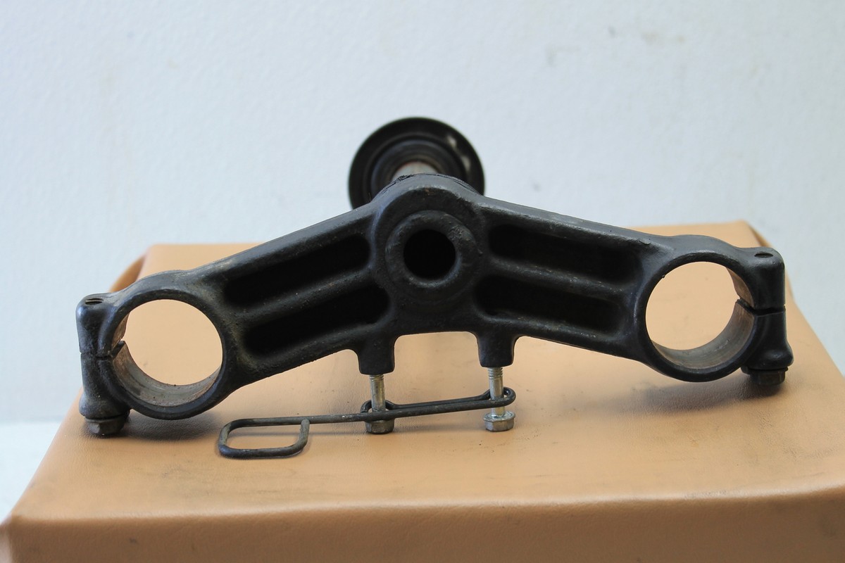 1992 KAWASAKI NINJA ZX600 (#252) TRIPLE TREE STEERING STEM