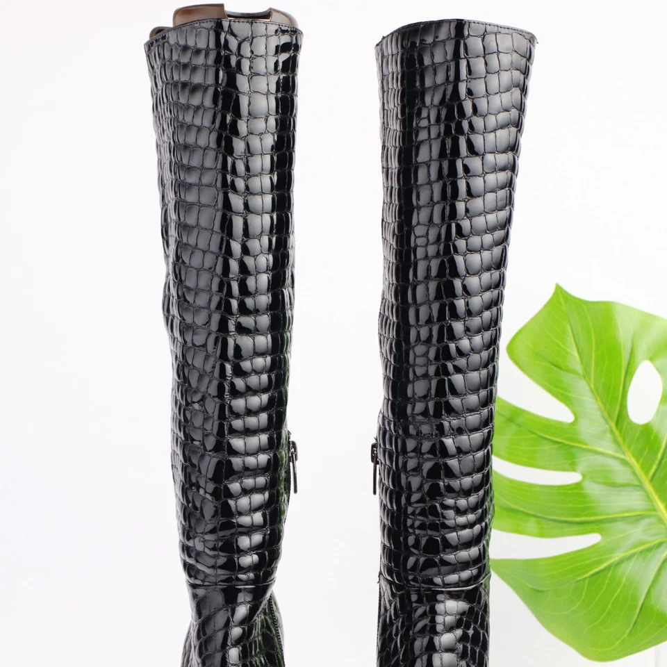 Bota Pelsna Vince Camuto para mujer talla 7 alta negra charol cocodrilo punta tacón alto Foto 3 de 4