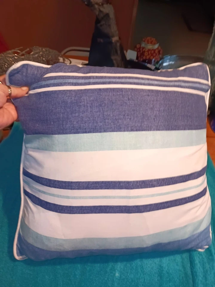 Almohada diseño Aqua Coral en la parte delantera a rayas en la parte posterior Foto 3 de 4