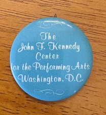 Ancien bouton pinback souvenir du John F. Kennedy Center Washington D.C.
