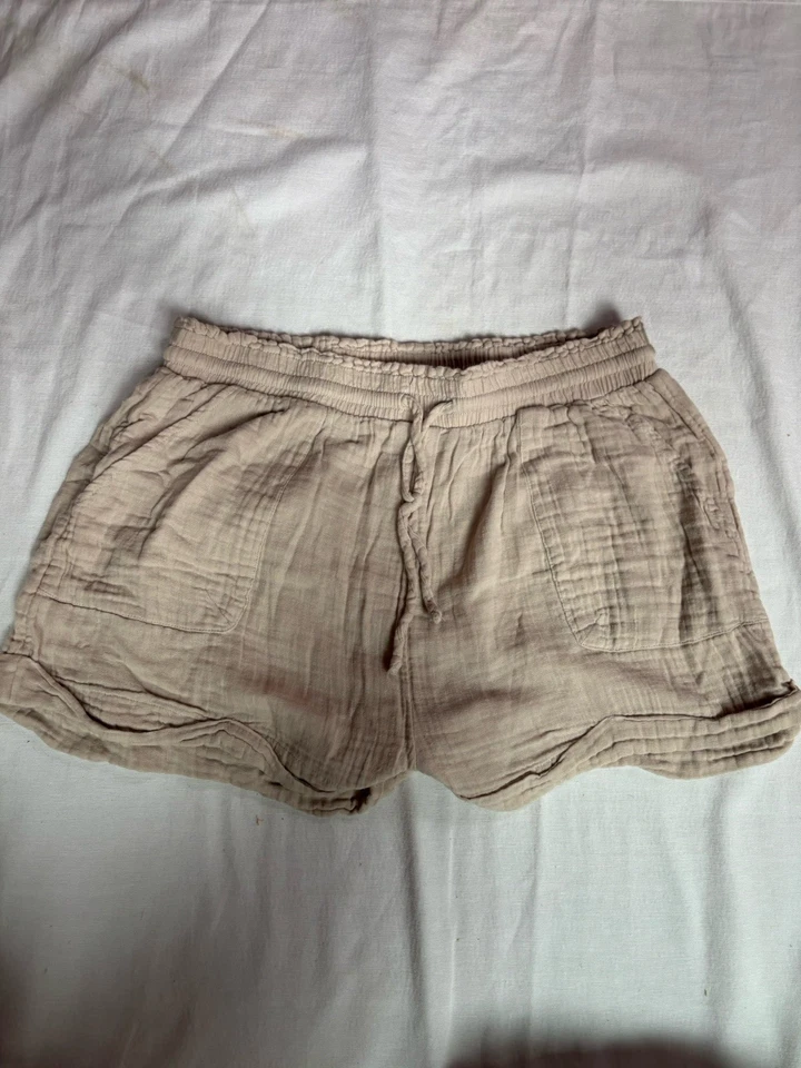 Pantalones cortos para mujer Aeropostle beige en excelente estado con algo de uso talla XL Foto 2 de 4