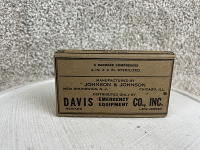 Vintage Johnson & Johnson Davis Emergency Equipment 2''x2'' Bandage Compress