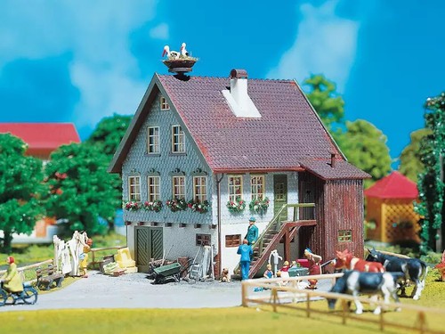 Maison avec nid de cigogne FALLER 130280 maquette HO 1/87 en plastique