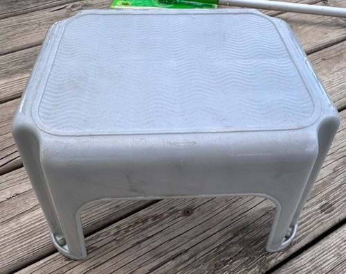 VTG Rubbermaid One-Step Stool Gray Holds up to 200 Pounds Home Kitchen Office - Picture 2 of 3