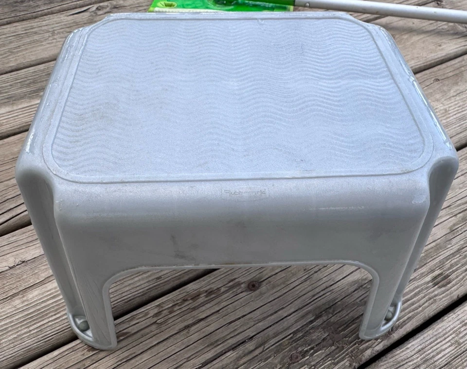 VTG Rubbermaid One-Step Stool Gray Holds up to 200 Pounds Home Kitchen Office - Image 2 of 3