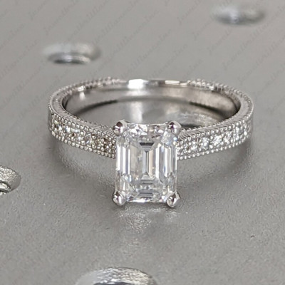 Verlobungsring 2,14 kt Smaragdschliff Moissanit Gravur in 14 K Weißgold vergoldet