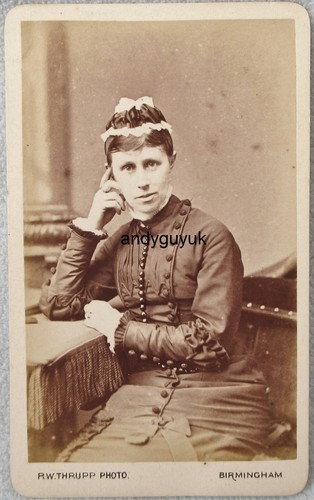 CDV SITZENDE DAME THRUPP BIRMINGHAM MODE KLEID MOTORHAUBE HUT KNÖPFE ANTIK FOTO