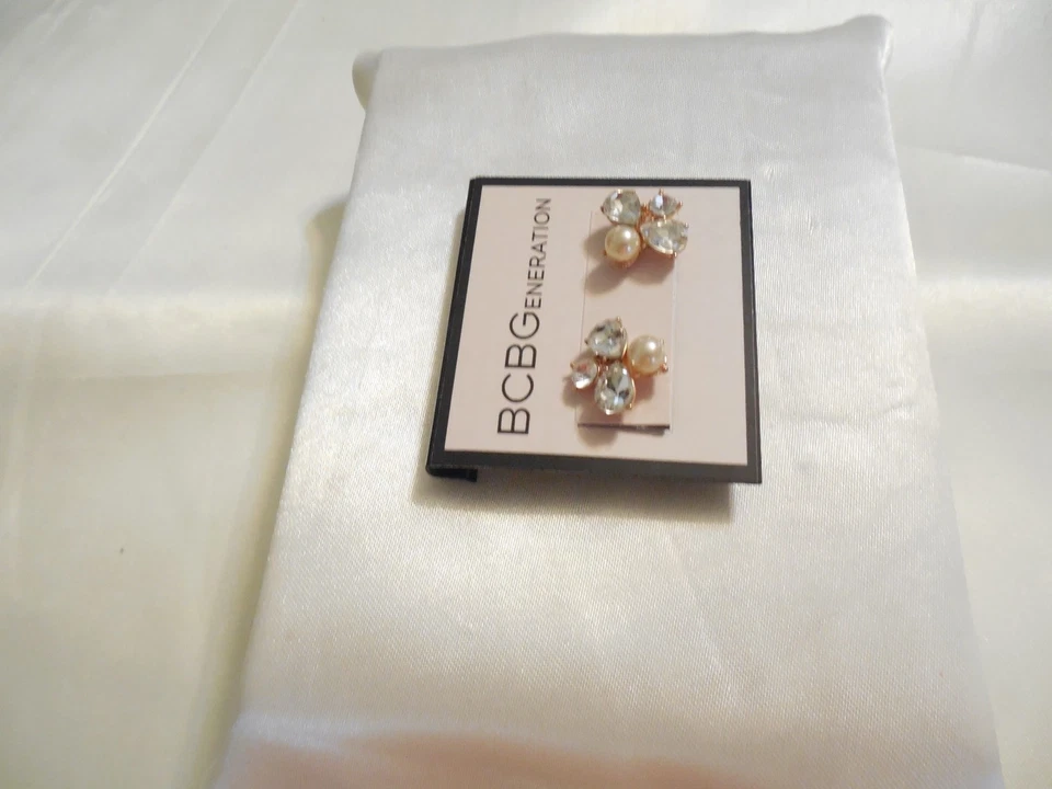 Brincos BCBGeneration 5/8" tom dourado cristal e pérola com joias F318 - Imagem 3 de 4
