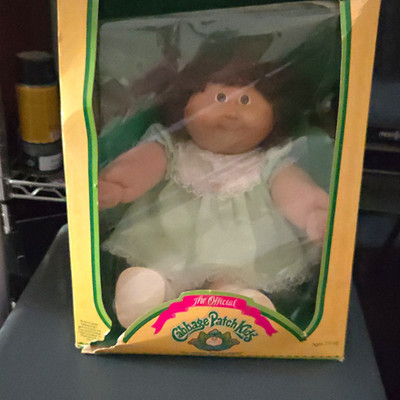 Cabbage Patch Kids 16 in Girl Doll in Box Green Dress Brown Eyes Cloth