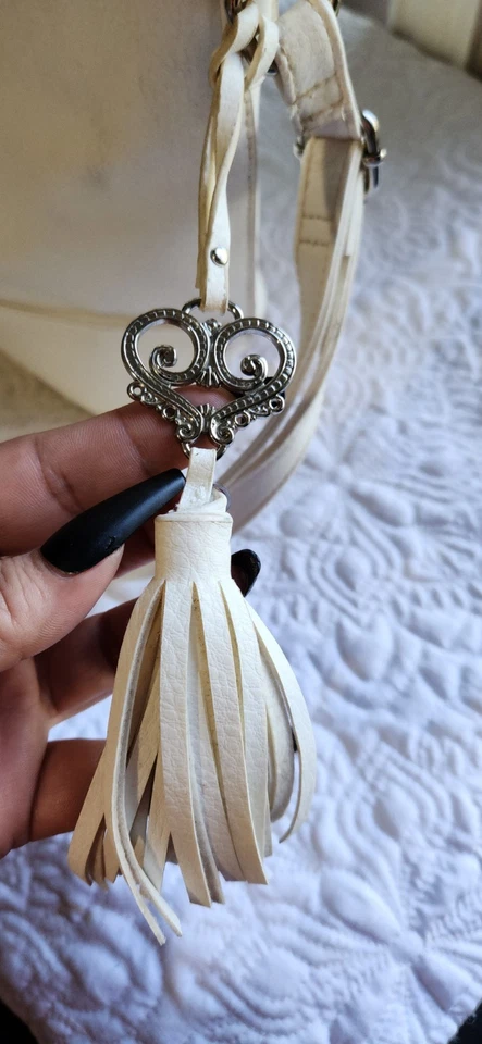 Bandolera NWt Bueno. Correa ajustable tono marfil con adornos plateados Foto 4 de 4