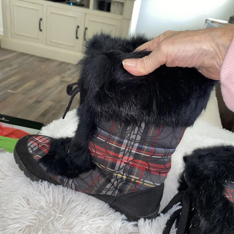Botas de nieve Coach Jennie acolchadas a cuadros con adornos de piel negra talla 8 rojas negras a cuadros Foto 4 de 4