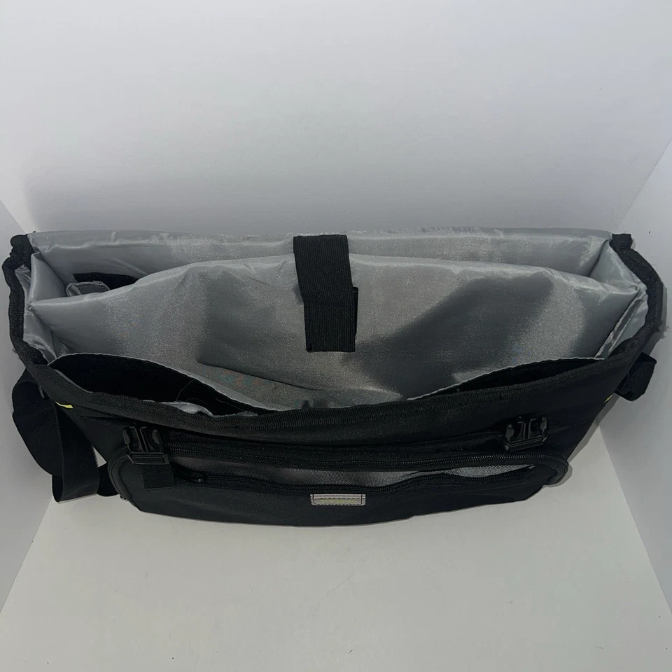 Targus TCG270 City Gear Messenger Bag for 17.3" Notebooks - Black/Gray - Image 4 of 4