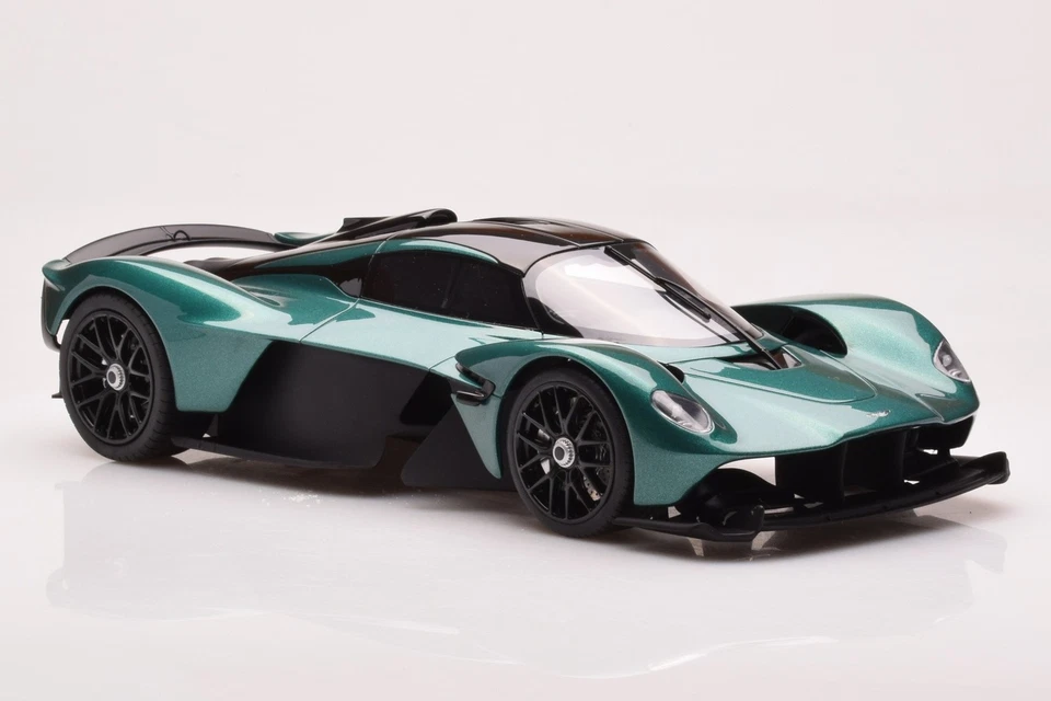 GT435 Aston Martin Valkyrie Racing Green GT Spirit 1/18 - Image 4 of 4