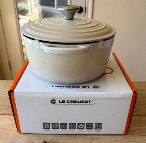 Le Creuset SignatureEnameled Cast Iron Round Dutch Oven Meringue 4.5qt 9.5in NEW - Picture 4 of 11
