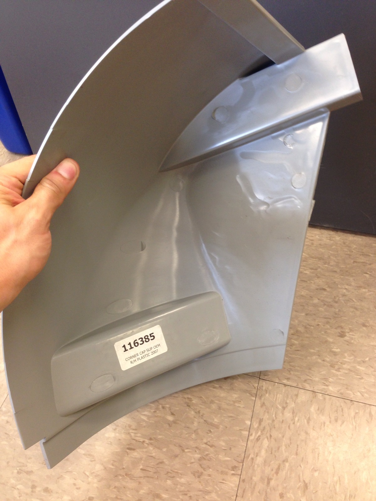 Fashion Frontier Global fashion Supreme Corner Cap Box Truck