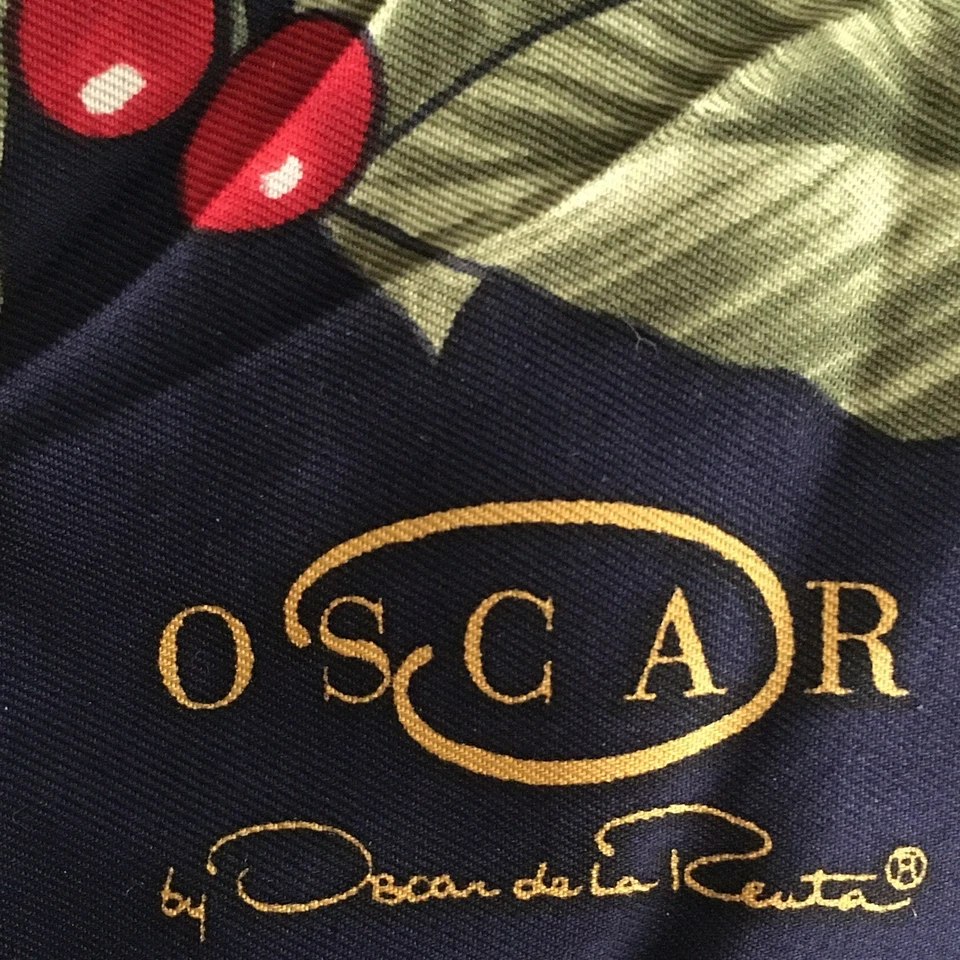 Cachecol Oscar de la Renta férias folha de azevinho bagas inverno 100% seda quadrado 35" - Imagem 2 de 4