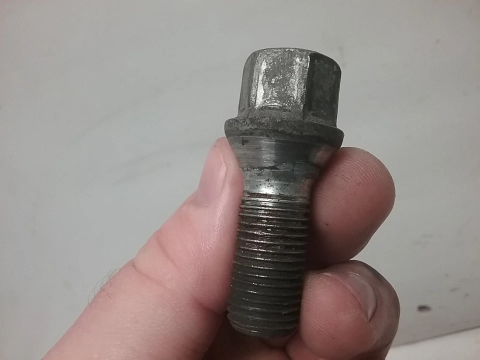 Audi A6 1998 1999 2000 2001 2002 2003 2004 pernos de tuerca 2,8 L 4 puertas automático Foto 2 de 2