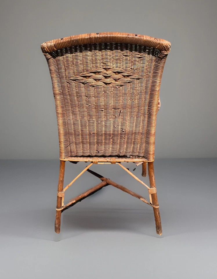 Sillón vintage con respaldo alto de bambú mimbre ratán detalles rojos mediados de siglo Foto 2 de 4