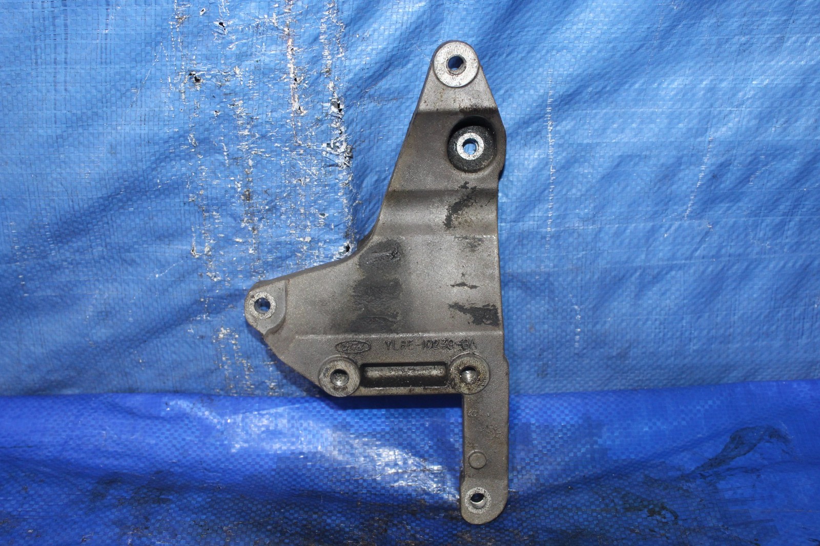 01-04 Ford Escape 3.0L V6 OEM Right Side Engine Bracket