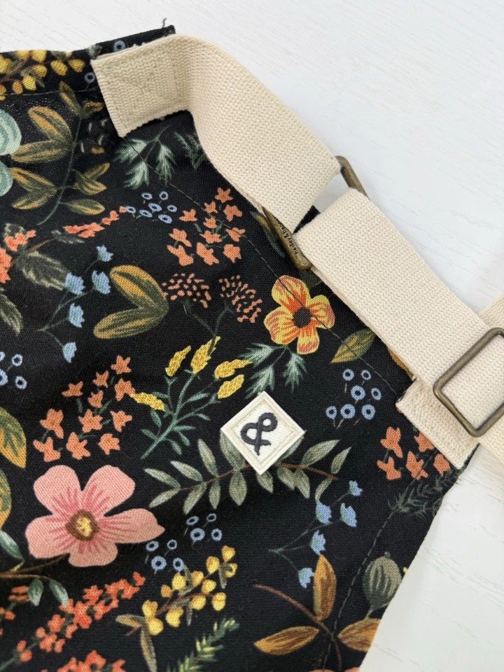 Usado en excelente estado niños 2-4 años Hedley & Bennett Delantal Crossback Rifle Paper Co. Hierba Jardín Foto 4 de 4