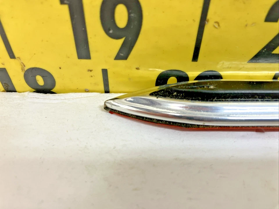 Nuevo OEM GM RH/LH Panel Trasero 1/4 Borde Negro 1155545 1980-82 Buick Riviera (Bin94) Foto 2 de 4