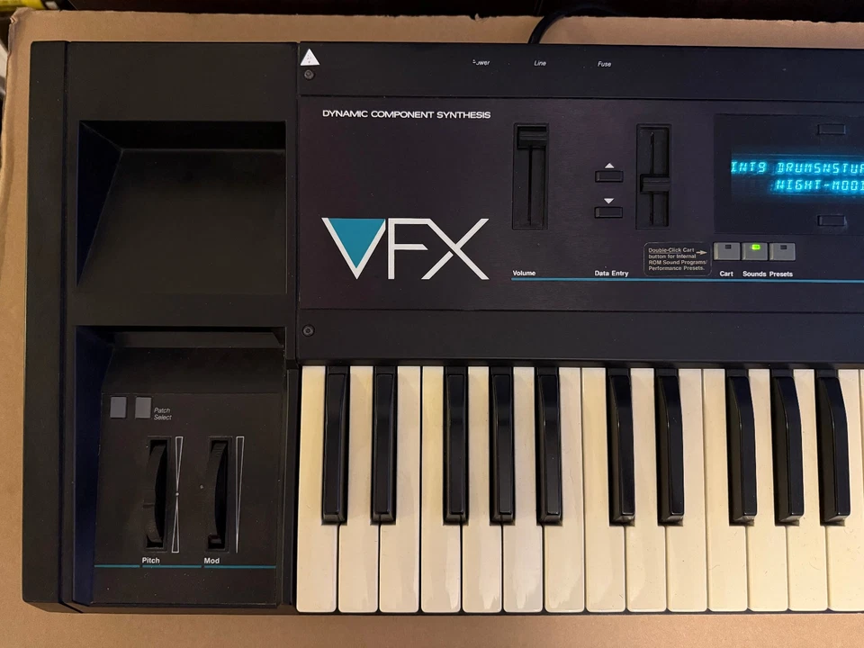 Sintetizador de síntesis de componentes dinámicos Ensoniq VFX Foto 2 de 4