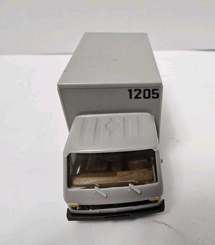 Furgoneta de reparto personalizada Herpa HO 1:87 VW LT, Illinois Central en gris Foto 2 de 4