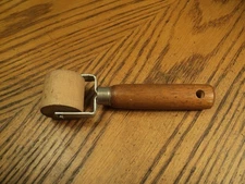 Vintage 1-1/8" Wide Wall Paper Roller Tool   5-1/2" Long  USA  B