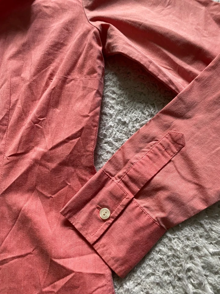 Camisa New York & Company City elástica para mujer manga larga con botones coral talla XS Foto 4 de 4