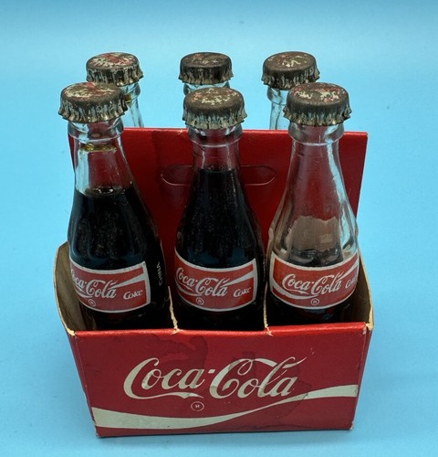 Paquete de 6 botellas vintage Coca Cola MINIATURA rojas blancas tapa algunas llenas - Imagen 5 de 11