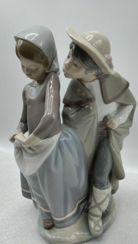 Lladro Daisa Shepherd Boy Porcelain Figurine Trying To Kiss Girl Retired 8.25'' 