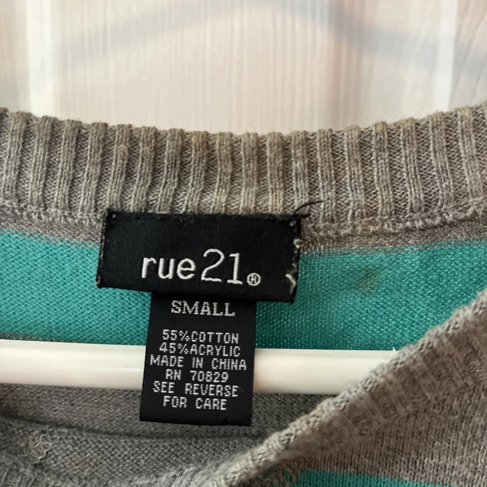 Suéter cárdigan gris Rue21 para mujer talla pequeña con rayas turquesa Foto 3 de 4
